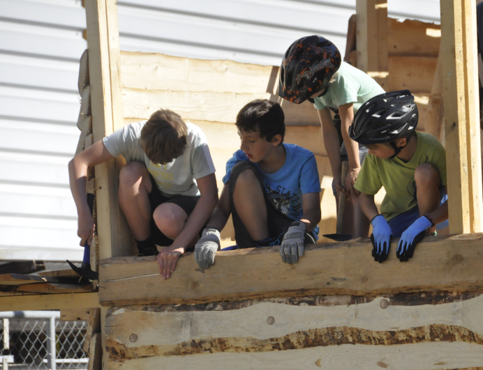 Abenteuer Hüttenbauen Seen Kinder und Jugendliche arbeiten im Teamwork