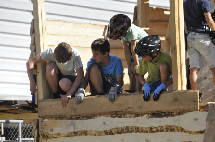 Abenteuer Hüttenbauen Seen Kinder und Jugendliche arbeiten im Teamwork
